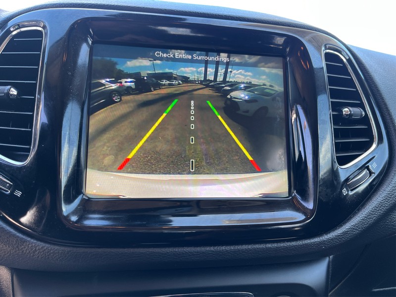 Jeep Compass Vehicle Full-screen Gallery Image 17