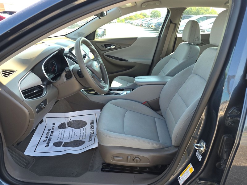 Chevrolet Malibu Vehicle Full-screen Gallery Image 9
