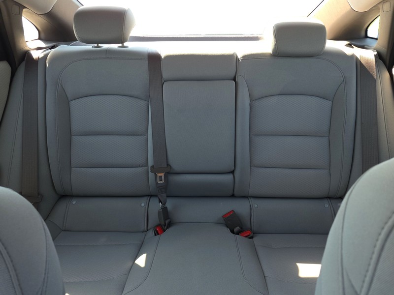 Chevrolet Malibu Vehicle Full-screen Gallery Image 12