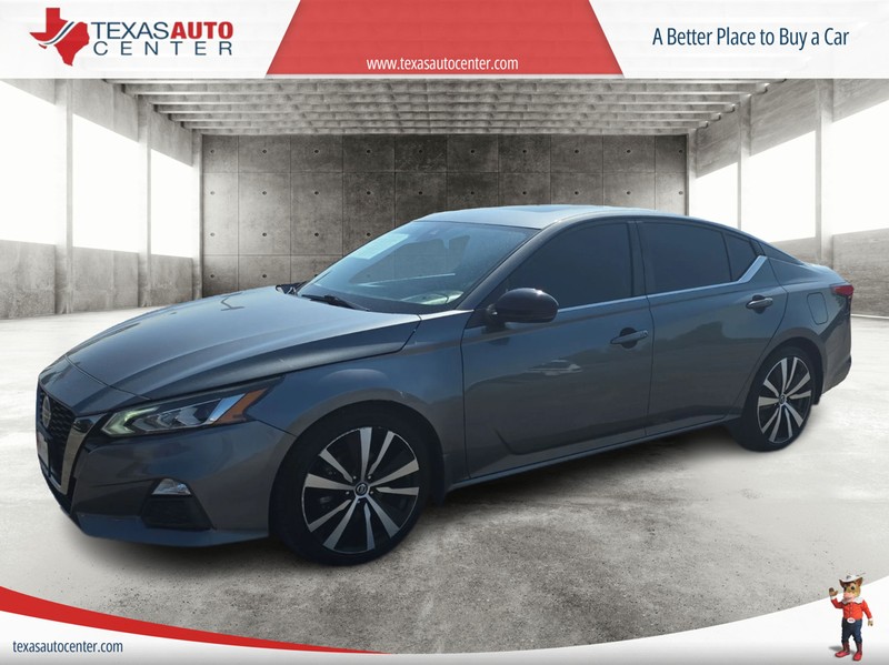 Nissan Altima Vehicle Full-screen Gallery Image 2