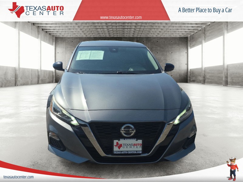 Nissan Altima Vehicle Full-screen Gallery Image 3