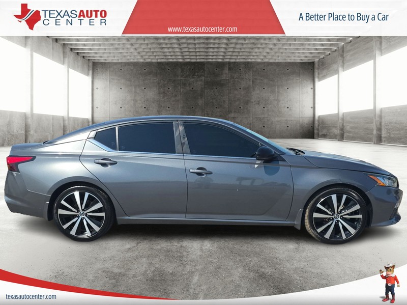 Nissan Altima Vehicle Full-screen Gallery Image 4
