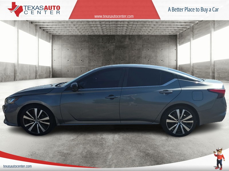 Nissan Altima Vehicle Full-screen Gallery Image 5