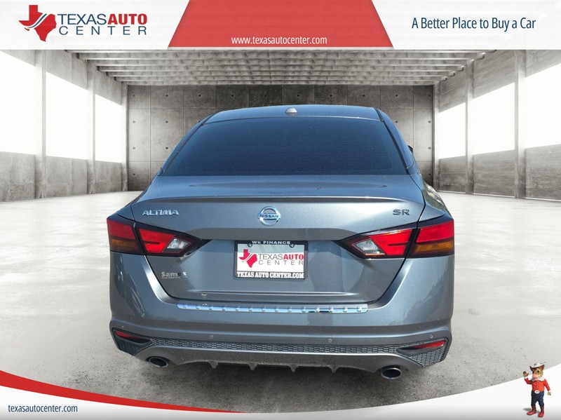 Nissan Altima Vehicle Full-screen Gallery Image 6