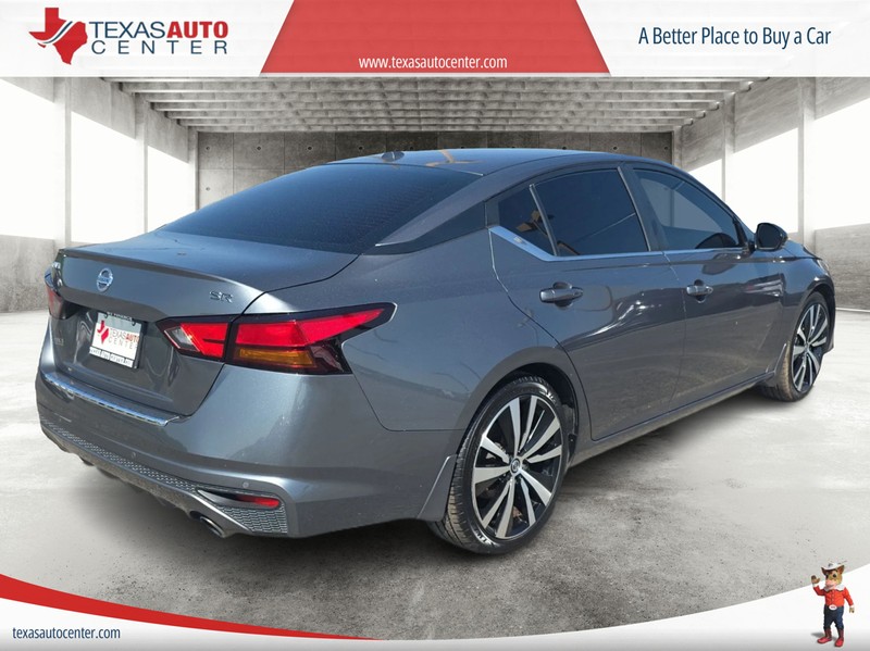 Nissan Altima Vehicle Full-screen Gallery Image 7
