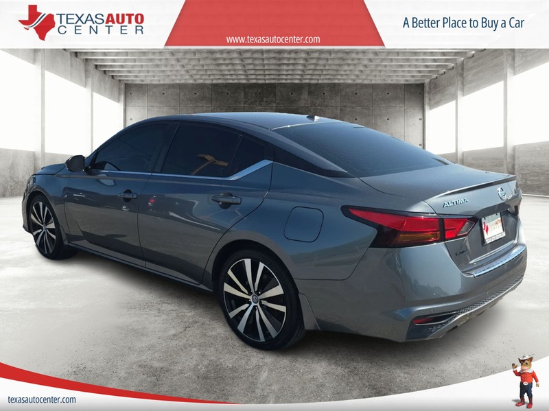 Nissan Altima Vehicle Full-screen Gallery Image 8