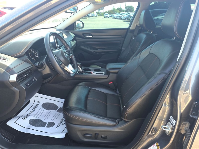 Nissan Altima Vehicle Full-screen Gallery Image 9