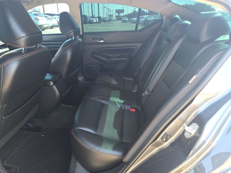 Nissan Altima Vehicle Full-screen Gallery Image 10