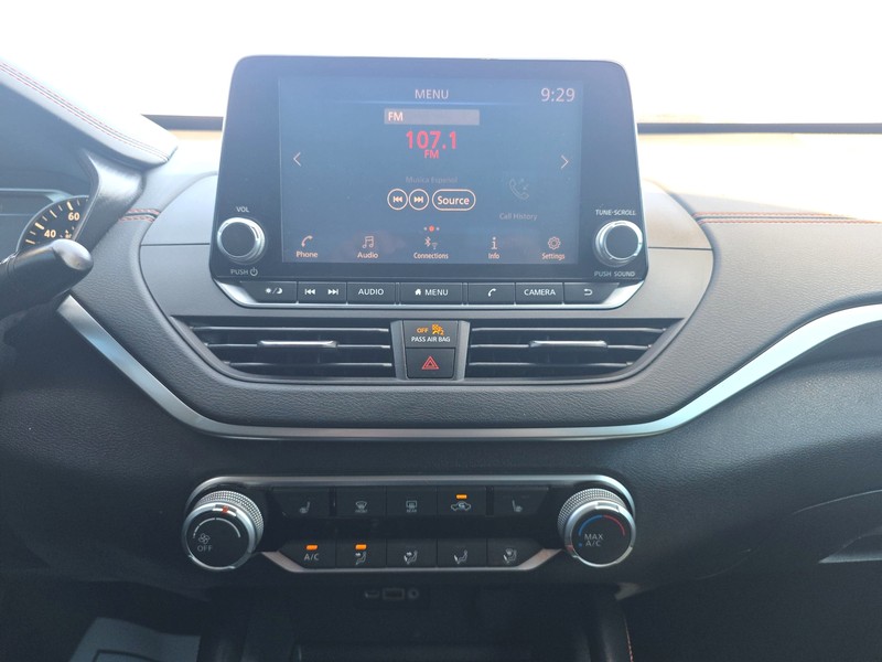 Nissan Altima Vehicle Full-screen Gallery Image 11