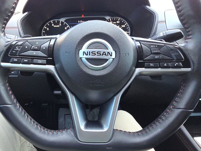 Nissan Altima Vehicle Full-screen Gallery Image 13