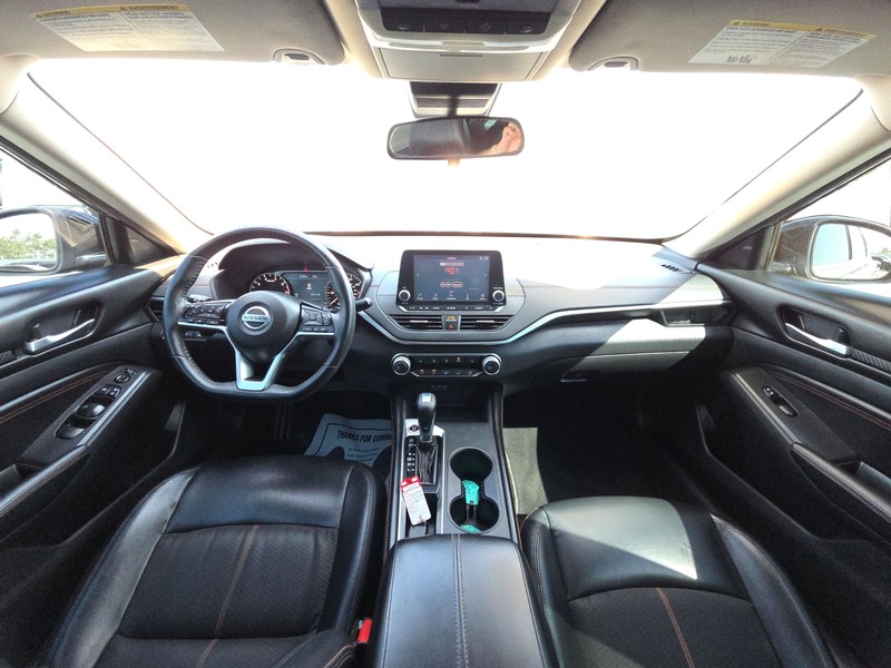 Nissan Altima Vehicle Full-screen Gallery Image 14
