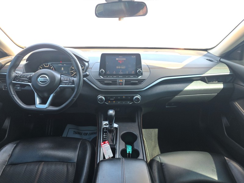 Nissan Altima Vehicle Full-screen Gallery Image 15