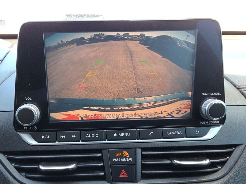 Nissan Altima Vehicle Full-screen Gallery Image 16