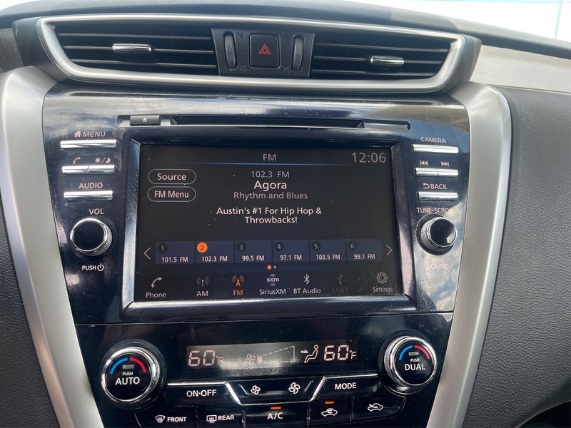 Nissan Murano Vehicle Full-screen Gallery Image 12