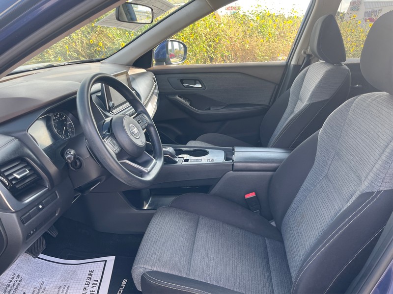 Nissan Rogue Vehicle Full-screen Gallery Image 09