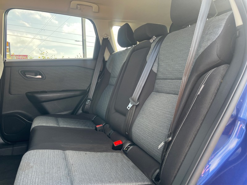 Nissan Rogue Vehicle Full-screen Gallery Image 10