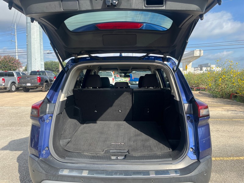 Nissan Rogue Vehicle Full-screen Gallery Image 11