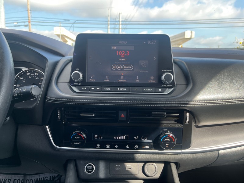 Nissan Rogue Vehicle Full-screen Gallery Image 12