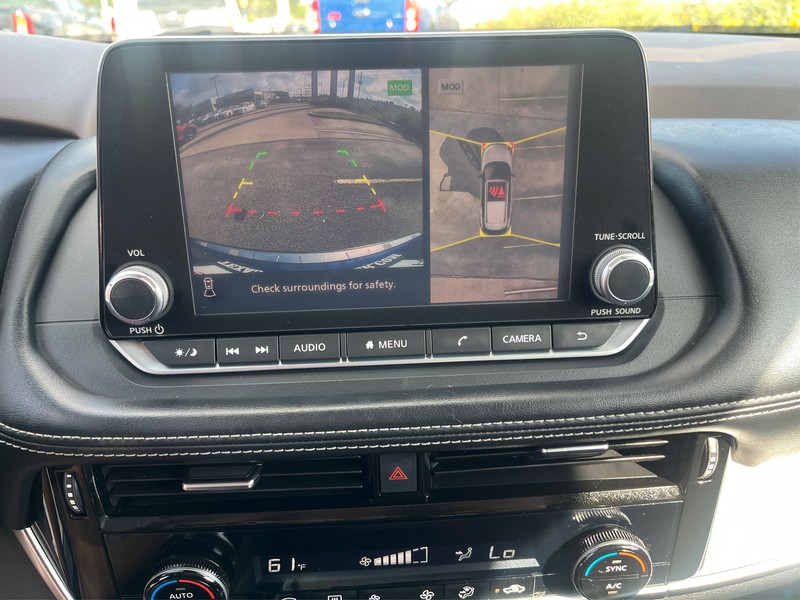 Nissan Rogue Vehicle Full-screen Gallery Image 17