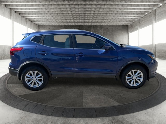 Nissan Rogue Sport Vehicle Full-screen Gallery Image 04