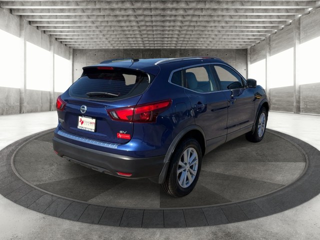 Nissan Rogue Sport Vehicle Full-screen Gallery Image 07