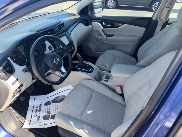 Nissan Rogue Sport Vehicle Full-screen Gallery Image 09
