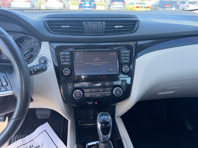 Nissan Rogue Sport Vehicle Full-screen Gallery Image 12