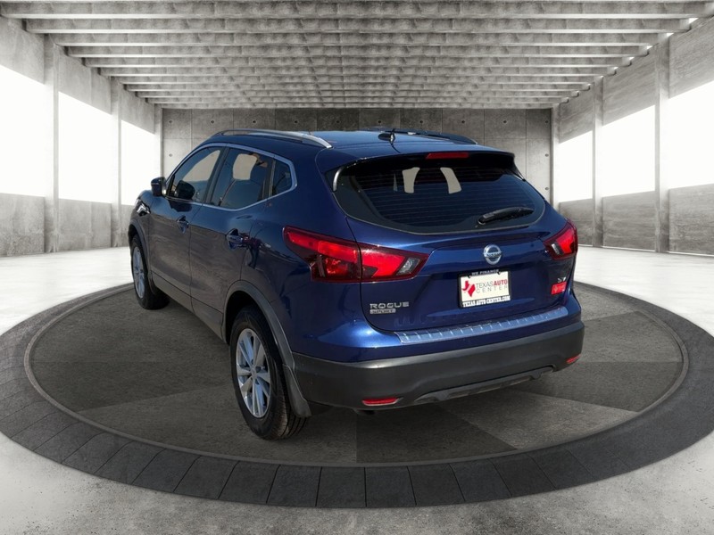 Nissan Rogue Sport Vehicle Full-screen Gallery Image 8