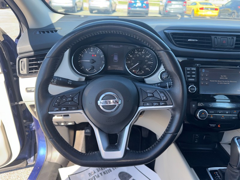 Nissan Rogue Sport Vehicle Full-screen Gallery Image 14