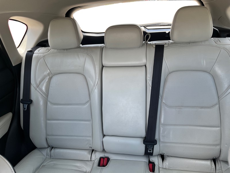 Mazda CX-5 Vehicle Full-screen Gallery Image 13