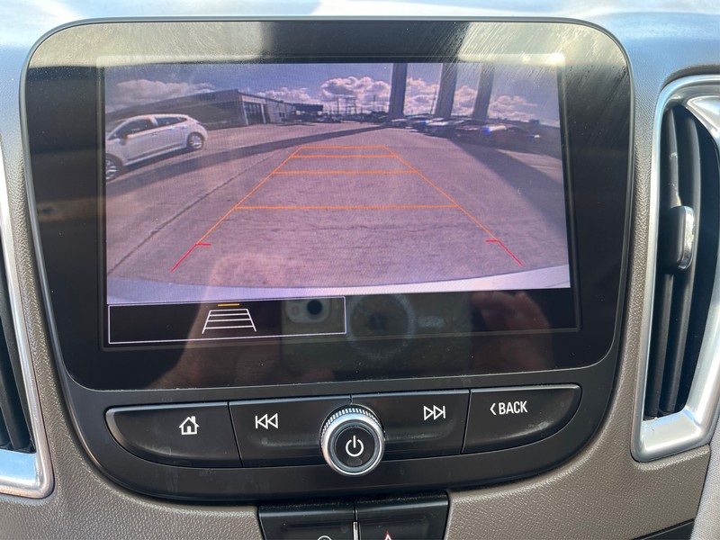 Chevrolet Malibu Vehicle Full-screen Gallery Image 16