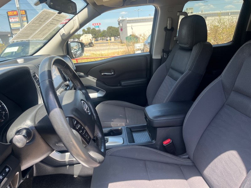 Nissan Frontier Vehicle Full-screen Gallery Image 08