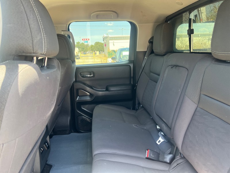 Nissan Frontier Vehicle Full-screen Gallery Image 09