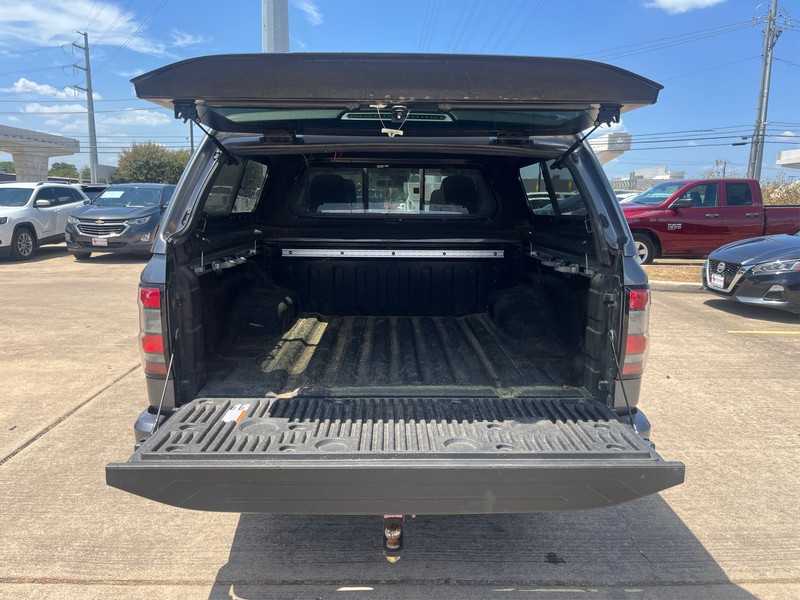 Nissan Frontier Vehicle Full-screen Gallery Image 10