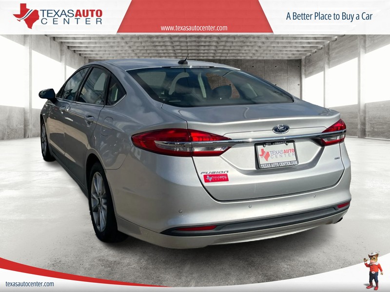 Ford Fusion Vehicle Full-screen Gallery Image 8