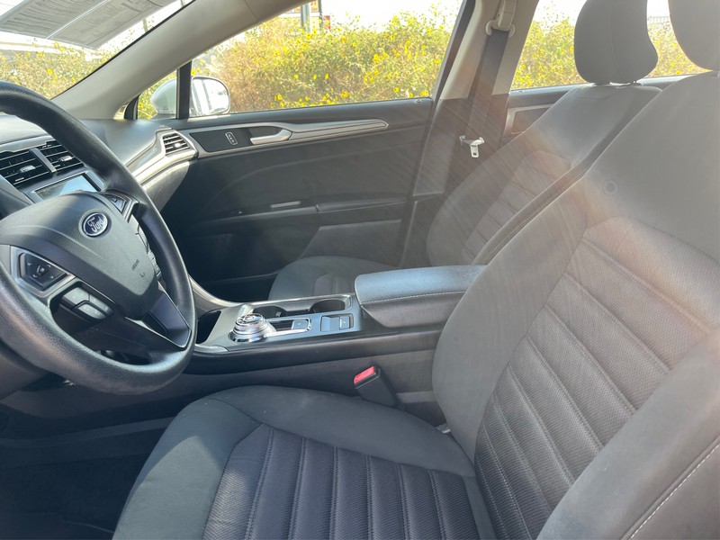 Ford Fusion Vehicle Full-screen Gallery Image 9
