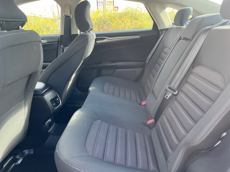 Ford Fusion Vehicle Full-screen Gallery Image 10
