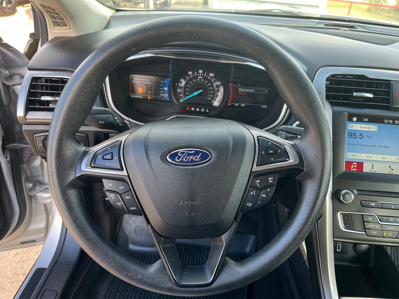 Ford Fusion Vehicle Full-screen Gallery Image 14