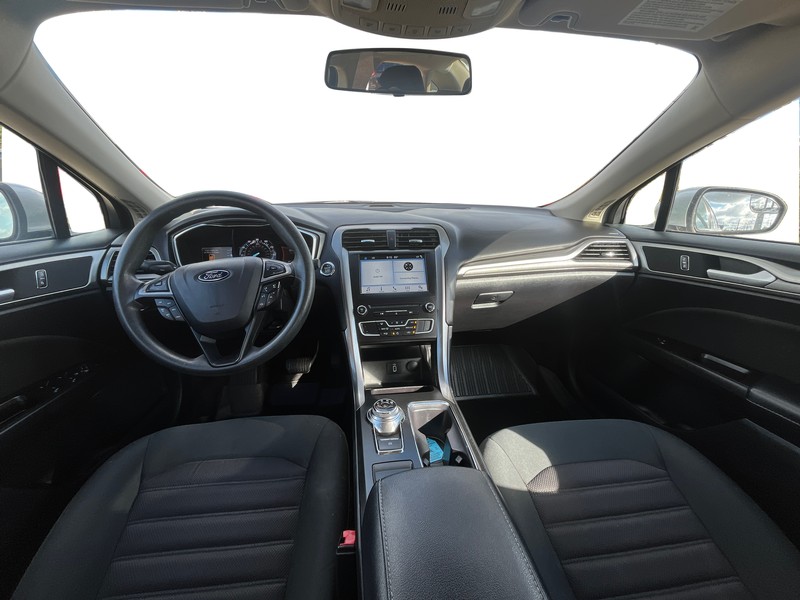 Ford Fusion Vehicle Full-screen Gallery Image 15