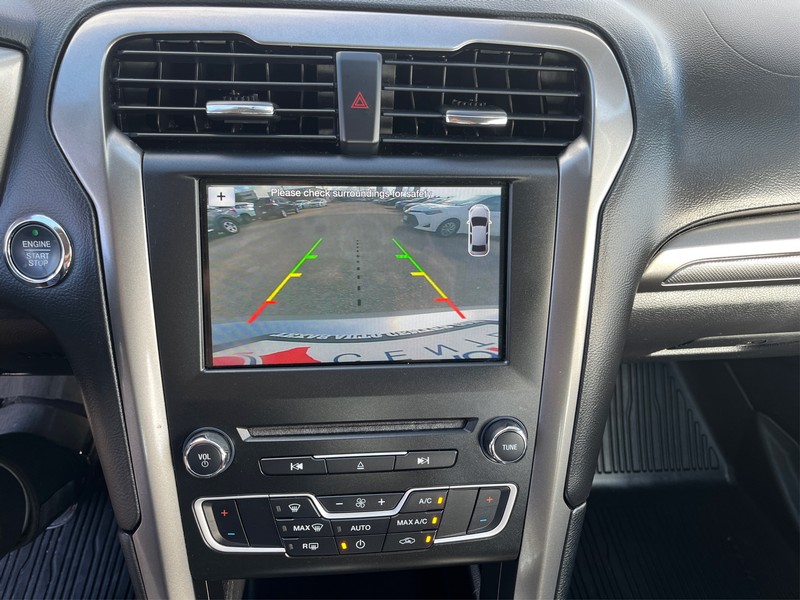 Ford Fusion Vehicle Full-screen Gallery Image 17