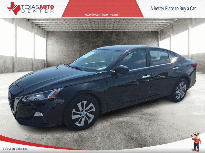 Nissan Altima Vehicle Full-screen Gallery Image 2