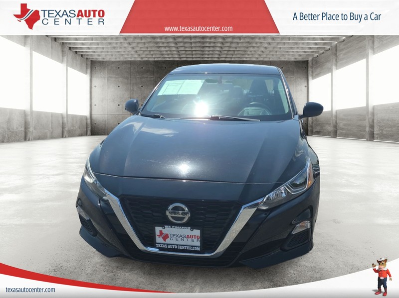 Nissan Altima Vehicle Full-screen Gallery Image 3