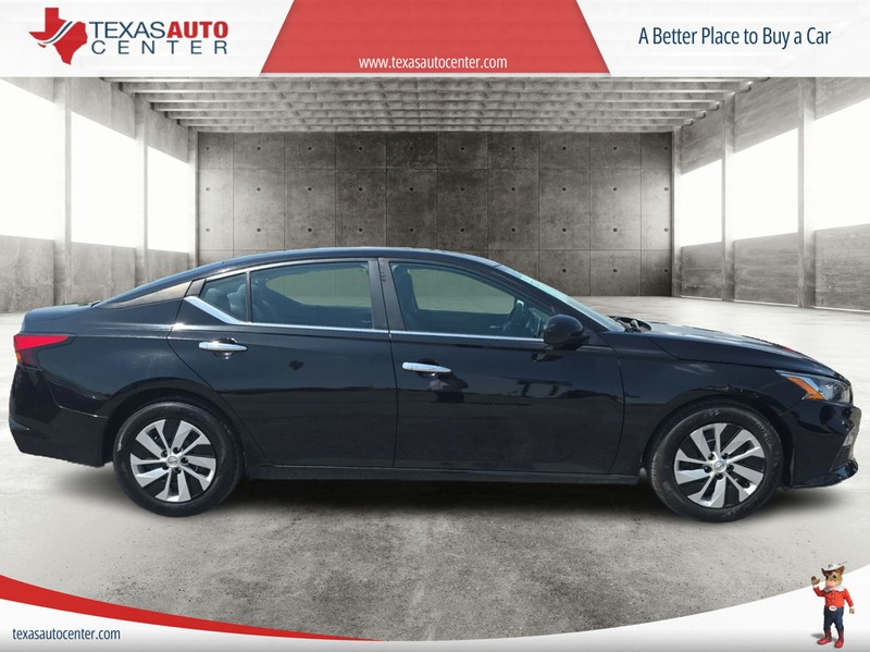 Nissan Altima Vehicle Full-screen Gallery Image 4