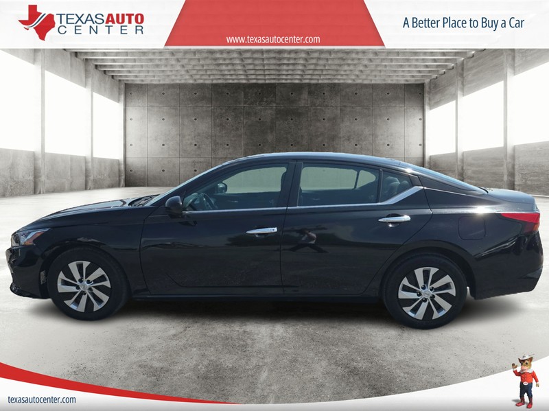 Nissan Altima Vehicle Full-screen Gallery Image 5