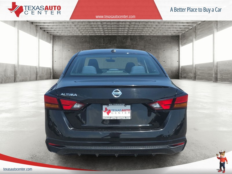 Nissan Altima Vehicle Full-screen Gallery Image 6