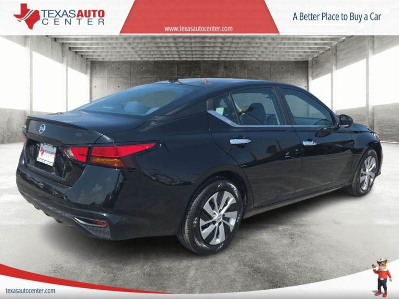 Nissan Altima Vehicle Full-screen Gallery Image 7