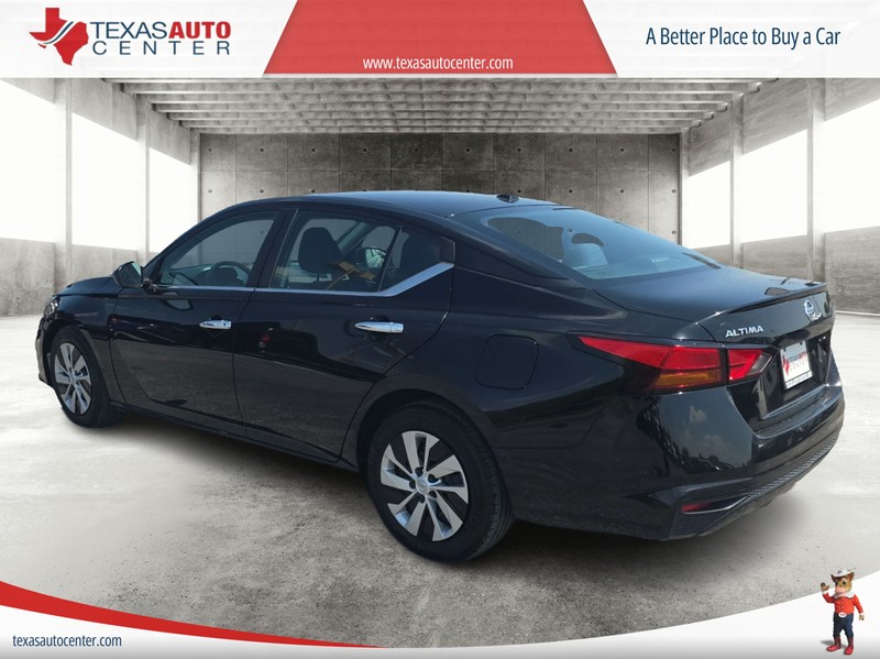 Nissan Altima Vehicle Full-screen Gallery Image 8