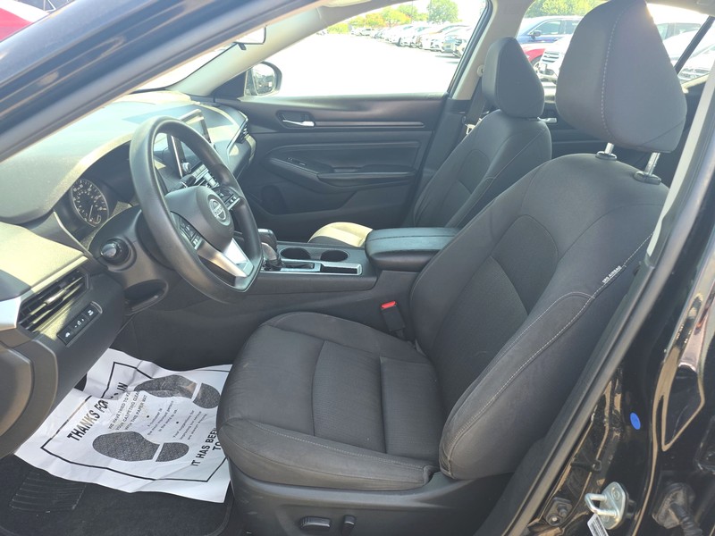 Nissan Altima Vehicle Full-screen Gallery Image 9