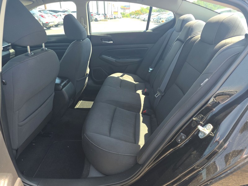 Nissan Altima Vehicle Full-screen Gallery Image 10