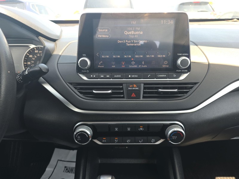 Nissan Altima Vehicle Full-screen Gallery Image 11
